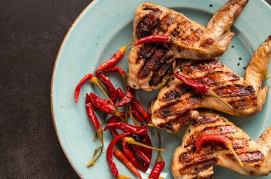 Tabakta ızgara tavuk kanadı, restoranda servis, yakın çekim üst manzara.