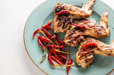 Tabakta ızgara tavuk kanadı, restoranda servis, yakın çekim üst manzara.