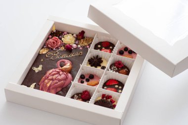 El yapımı çikolatalı hediye kutusu. Üstünde de tebrik yazısı var.