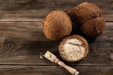 Hindistan cevizi gevrekleri eski ahşap arka planda hindistan cevizi kabuğunda