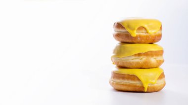 Beyaz arka plan üzerinde muz dolgulu üç çörek, lezzetli kahvaltı, neşeli ruh hali, geniş format, metin için yer