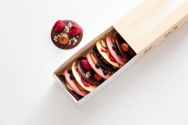 Hediye kutusunda el yapımı çikolatalar.