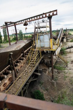 Taş ocağı, eski teçhizat ve yıkım için terk edilmiş.