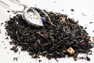 Beyaz tepside meyve suyu ve süzgeç karışımı bir şey.