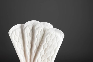 Gri arkaplanda hijyenik pedler, boş alan, metin için yer