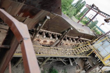 Taş ocağı, eski teçhizat ve yıkım için terk edilmiş.