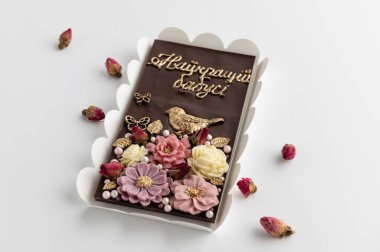 Çiçeklerle süslenmiş el yapımı çikolata Ukrayna 'nın en iyi büyükannesine yazılmış tebrik kartı.