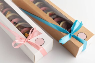 Kurutulmuş meyveli, fındıklı el yapımı çikolata seti. Kutlama paketi.