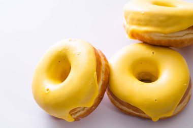 Beyaz arka planda muz dolgulu üç çörek, yakın plan, lezzetli kahvaltı, neşeli ruh hali.