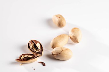 Beyaz arka planda kabuklu ceviz