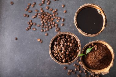 Sade kahve, fasulye, toprak, hindistan cevizi kâselerinde taze demlenmiş, yukarıdan manzaralı.