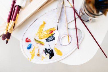 boya fırçaları, boya paleti, resim çerçeveleri, düzen, üst görünüm