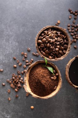 Koyu kahve, fasulye, toprak, hindistan cevizi kaselerinde taze demlenme aşamaları