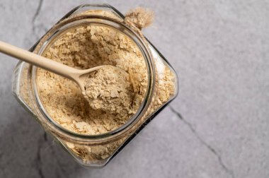 Taneli besin maya, devre dışı, canlı değil, B vitamini, kavanozda, kaşığa odaklan, yakın çekim, üst görünüm
