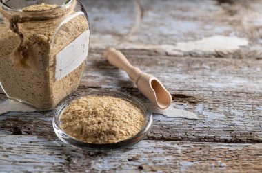 Taneli besin maya, devre dışı, canlı değil, B vitamini, ahşap arka plan, yakın plan, yan görüş