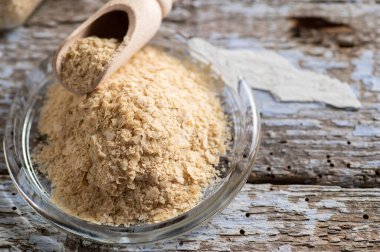 Taneli besin maya, devre dışı, canlı değil, B vitamini, ahşap arka plan, yakın plan, üst görünüm