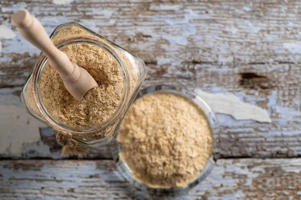 Taneli besin maya, devre dışı, canlı değil, B vitamini, ahşap arka plan, yakın plan, üst görünüm