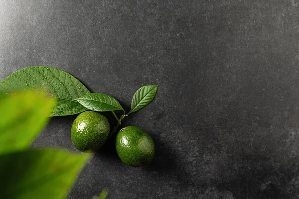 Deux Avocats Mûrs Avec Des Feuilles Sur Fond Pierre Grise — Photo