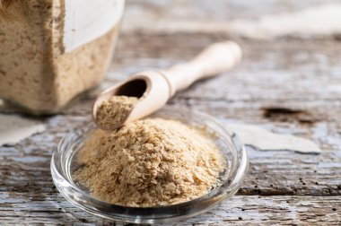 Taneli besin maya, devre dışı, canlı değil, B vitamini, ahşap arka plan, yakın plan, yan görüş