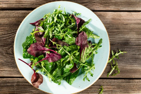 Salatmischung Aus Frischen Kräutern Rucola Mangold Spinat Tarenle Auf Holzgrund — Stockfoto