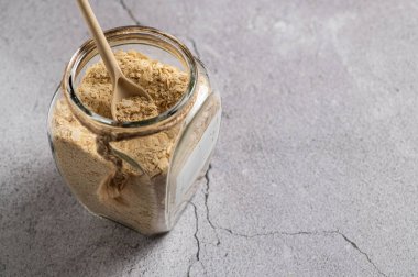 Taneli besin maya, devre dışı bırakılmış, canlı değil, B vitamini, ahşap arkaplan, yakın plan, üst görünüm, metin için boş alan