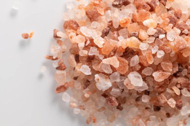 Beyaz arka planda pembe Himalaya kaba tuzu, yakın plan, üst manzara