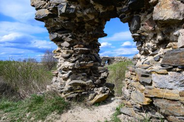 Eski duvarlar, harabeler, harabeler, bir kalenin kalıntıları.