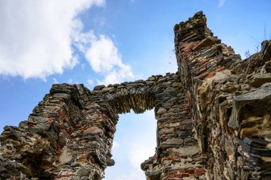 Eski duvarlar, harabeler, harabeler, bir kalenin kalıntıları.