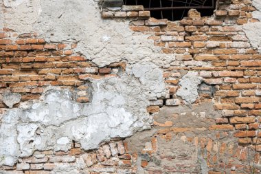 Duvar dokusunu açıkta tuğladan eski duvarlarla soymak
