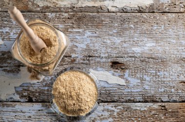 Taneli besin maya, devre dışı bırakılmış, canlı değil, B vitamini, ahşap arkaplan, yakın plan, üst görünüm, metin için boş alan