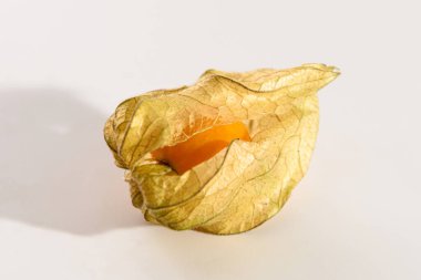 Sarı bitki üzümü beyaz arkaplanı kapatır