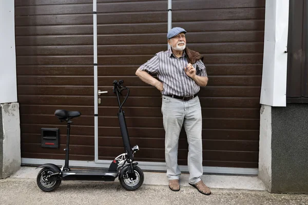 Olumlu Yaşlı Bir Adam Kapının Yanında Duruyor Direksiyonun Arkasında Bir — Stok fotoğraf