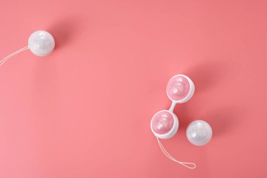 Ben Wa vajinal zevk topları, pembe arka planda Kegel topları, üst görünüm, yumuşak ışık, metin için boş alan