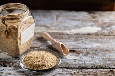 Taneli besin maya, devre dışı, canlı değil, B vitamini, ahşap arkaplan, yakın plan, kenar görüş, metin için boş alan