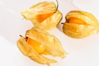 Beyaz arka planda parlak, sulu, sarı bitki üzümleri.