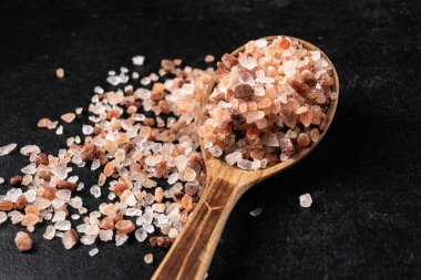 Himalaya pembe tuzu siyah arka planda, tahta kaşıkta