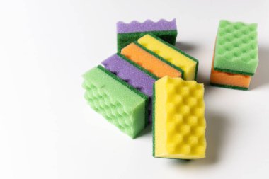 Beyaz arka planda bulaşık yıkamak için renkli bez.