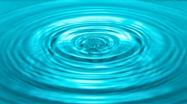Caída Gotas Superficie Del Agua Salpicaduras Ondulaciones Agua Color Azul — Foto de Stock