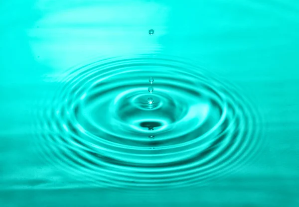 떨어지는 물방울 잔물결 청록색 — 스톡 사진