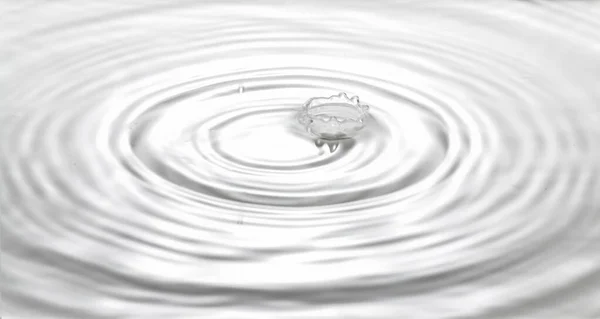 Circles Water Falling Drops Splash Ripples Water — Stock Photo, Image