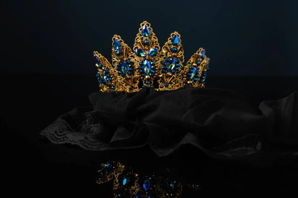 Bella Corona Ornamento Testa Femminile Con Pietre Blu Sfondo Nero — Foto Stock