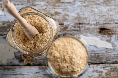 Taneli besin maya, devre dışı, canlı değil, B vitamini, ahşap arka plan, yakın plan, üst görünüm