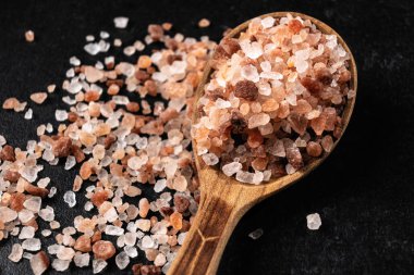 Himalaya pembe tuzu siyah arka planda, tahta kaşıkta