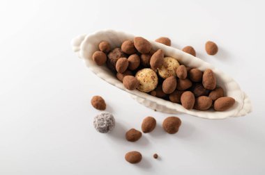 Doğal çikolata trüf mantarları, beyaz arkaplan, üst görünüm, metin için boş alan