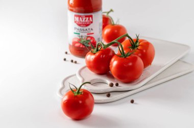 Rivne, Ukrayna, 05 / 08 / 2021, Passata Di Pomodoro Mazza domates püresi, beyaz arkaplanda kırmızı domatesler