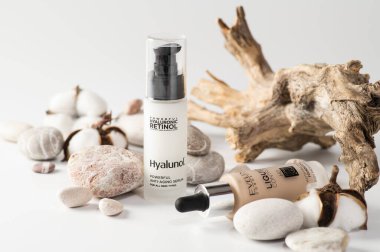 Rivne, Ukrayna, 08.14.2021, güçlü hyaluronik retinol. Hyalunol. Eveline, Sıvı Kontrol HD, Beyaz arka planda yüz için temel
