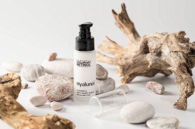 Rivne, Ukrayna, 08.14.2021, güçlü hyaluronik retinol. Beyaz arkaplanda Hyalunol