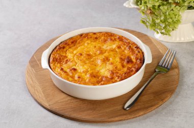 Tahta bir tahtanın üzerinde yuvarlak beyaz şekilli balkabağı güveci incirle süslenmiş beyaz masa, servis edilen restoran.