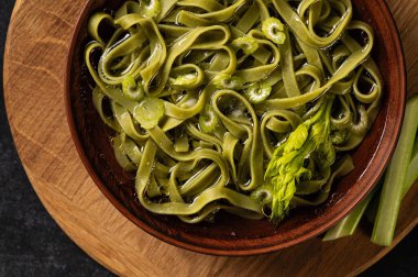 Ev yapımı erişteli çorba, seramik kasede, sıcak ilk yemekler, yakın çekim, üst manzara.