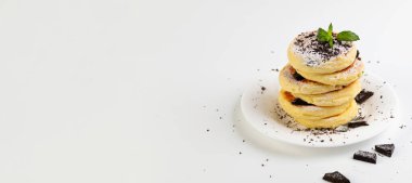 Afiş, glütensiz süzme peynirli gözleme, hindistan cevizi unu, beyaz arka plan